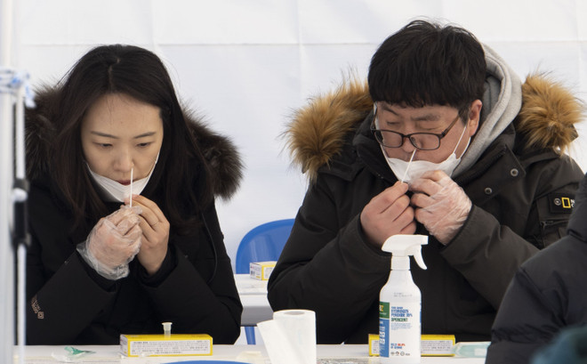 Người dân tự xét nghiệm nhanh COVID-19 tại Seoul, Hàn Quốc ngày 6/2. (Ảnh: THX/TTXVN) Hàn Quốc chuyển hướng sang hệ thống phòng dịch COVID-19 thông thường ảnh 1