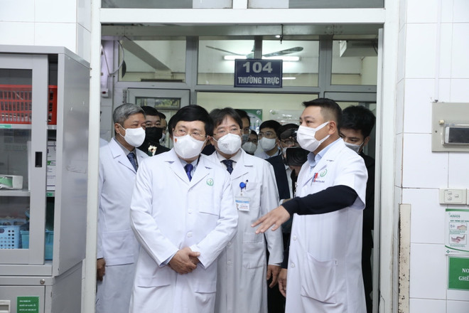 Phó Thủ tướng thăm đội ngũ y bác sỹ tại Bệnh viện Hữu nghị Việt Đức ảnh 1