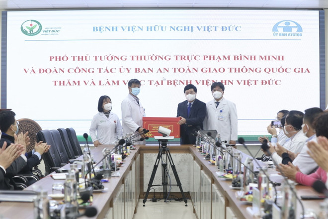 Phó Thủ tướng thăm đội ngũ y bác sỹ tại Bệnh viện Hữu nghị Việt Đức ảnh 2
