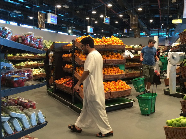 Hàng hóa được bày bán tại chợ ở Doha, Qatar ngày 10/6. (Nguồn: AFP/TTXVN) Khủng hoảng vùng Vịnh có nguy cơ bùng phát thành chiến tranh ảnh 1