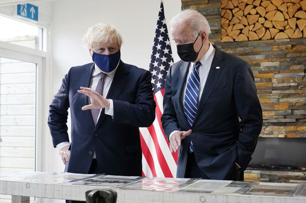 Thủ tướng Anh Boris Johnson (trái) và Tổng thống Mỹ Joe Biden. (Nguồn: AP) Mỹ, Anh sẽ họp thượng đỉnh bên lề cuộc họp Đại hội đồng LHQ ảnh 1