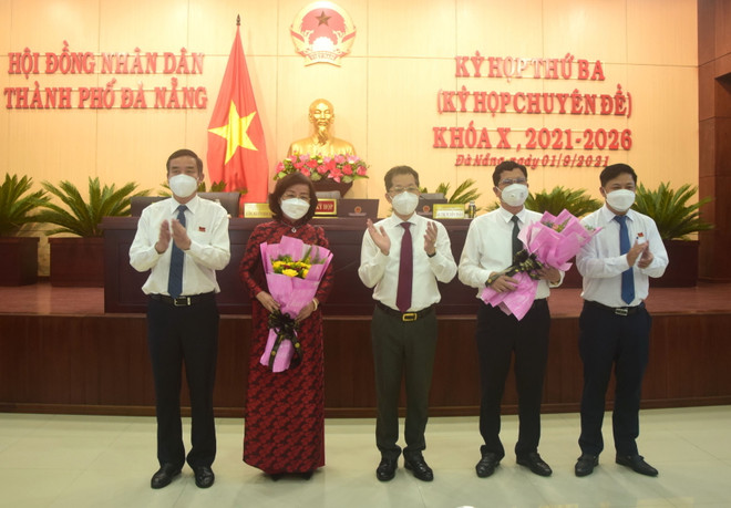 Ông Trần Phước Sơn (thứ 2 từ phải sang) và bà Ngô Thị Kim Yến (thứ 2 từ trái sang) nhận hoa chúc mừng từ các lãnh đạo Thành ủy, HĐND, UBND thành phố Đà Nẵng. (Ảnh: Quốc Dũng/TTXVN) Phê chuẩn kết quả bầu Phó Chủ tịch Ủy ban Nhân dân thành phố Đà Nẵng ảnh 1