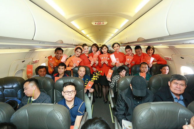 Lì xì cho hành khách đi máy bay về quê đón Tết Nguyên đán Kỷ Hợi ảnh 4