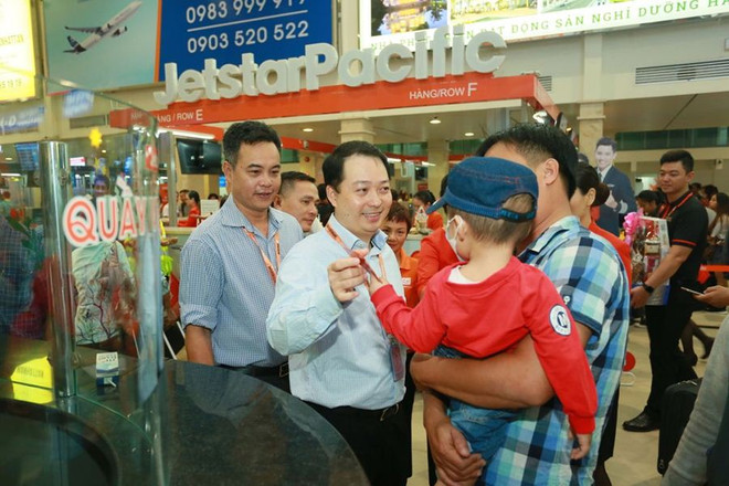 Lì xì cho hành khách đi máy bay về quê đón Tết Nguyên đán Kỷ Hợi ảnh 3