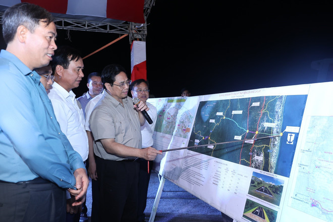 Thủ tướng Phạm Minh Chính kiểm tra, nghe báo cáo dự án đầu tư tuyến Quốc lộ 15D nối La Lay về khu bến cảng Mỹ Thủy và cao tốc Cam Lộ - Lao Bảo. (Ảnh: Dương Giang/TTXVN) Thủ tướng khảo sát một số công trình, dự án trọng điểm tại Quảng Trị ảnh 1