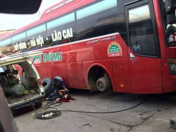 Bơm nổ lốp xe khách ở bến Mỹ Đình, một nam thanh niên nguy kịch ảnh 1