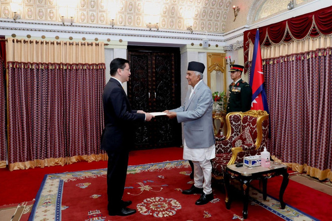 Đại sứ Nguyễn Thanh Hải trình quốc thư lên Tổng thống Nepal Ramchandra Paudel. (Nguồn: Đại sứ quán Việt Nam tại Ấn Độ) Nepal mong muốn kết nối hàng không trực tiếp với Việt Nam ảnh 1