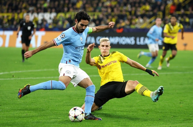 Dortmund (áo vàng) cùng Man City đi tiếp. (Nguồn: Getty Images) Kết quả Champions League: Thêm 4 đội bóng vào vòng knock-out ảnh 2