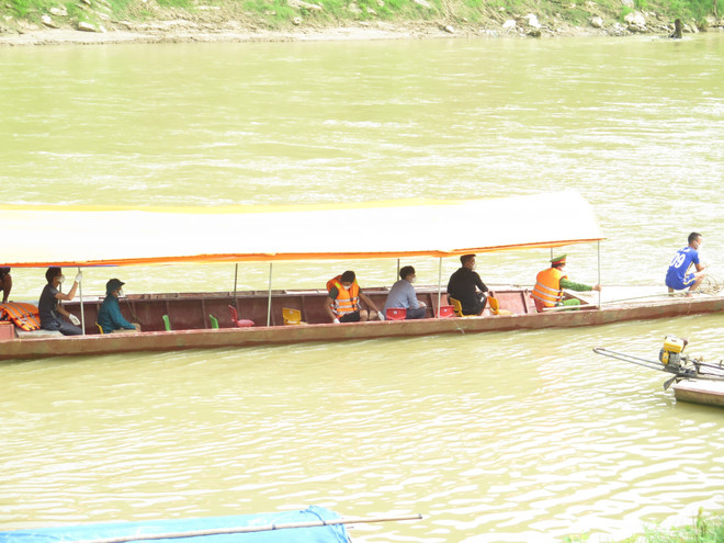 Lào Cai: Nỗ lực tìm kiếm nạn nhân mất tích khi bơi qua sông Chảy ảnh 1