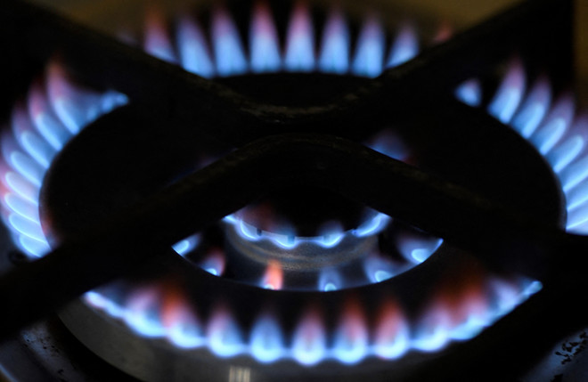 Sử dụng bếp gas tại Dortmund, Đức. (Ảnh: AFP/TTXVN) EU vẫn bất đồng về việc áp mức giá trần đối với khí đốt ảnh 1