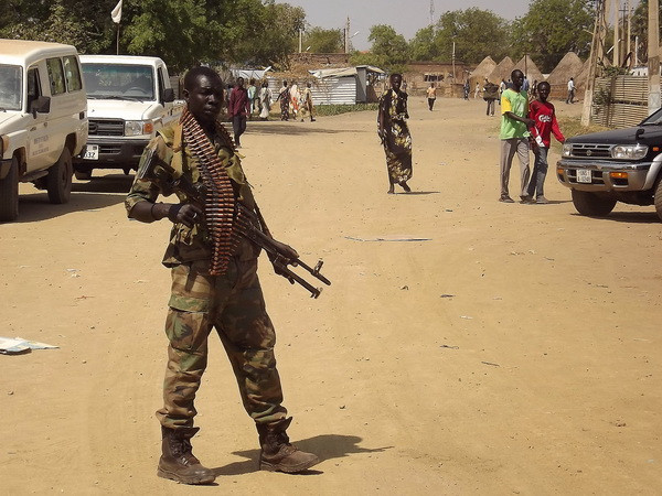 Binh sỹ quân đội Nam Sudan gác tại Malakal thuộc bang Thượng sông Nile, Nam Sudan. (Nguồn: AFP/TTXVN) Nam Sudan: Giao tranh tiếp diễn ở khu vực sản xuất dầu mỏ ảnh 1
