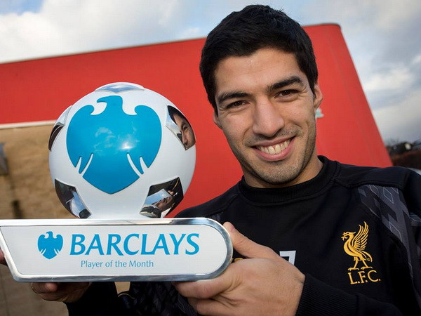 Luis Suarez hạnh phúc với danh hiệu cầu thủ xuất sắc nhất. (Nguồn: Getty) Suarez xuất sắc nhất tháng, David Moyes "vỡ mộng" ảnh 1