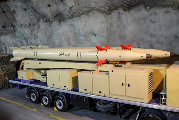 Một tên lửa của Iran. (Nguồn: AP) Iran trình làng tên lửa đạn đạo thế hệ mới có tầm bắn 2.000km ảnh 1