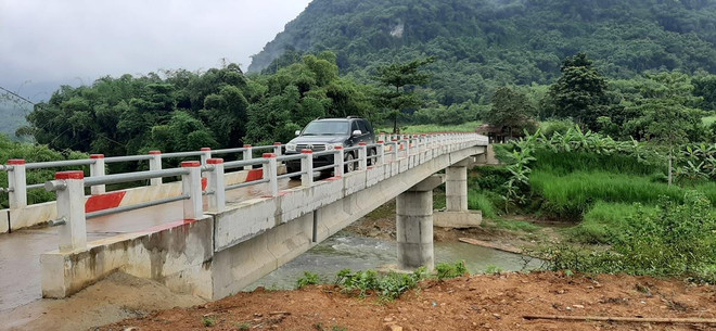 Những cây cầu treo dân sinh phá thế 'ốc đảo', nối dài 'con chữ' ảnh 1