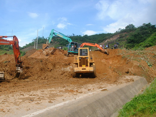 Điện Biên: Xuất hiện nhiều điểm sạt lở trên Quốc lộ 12 ảnh 1