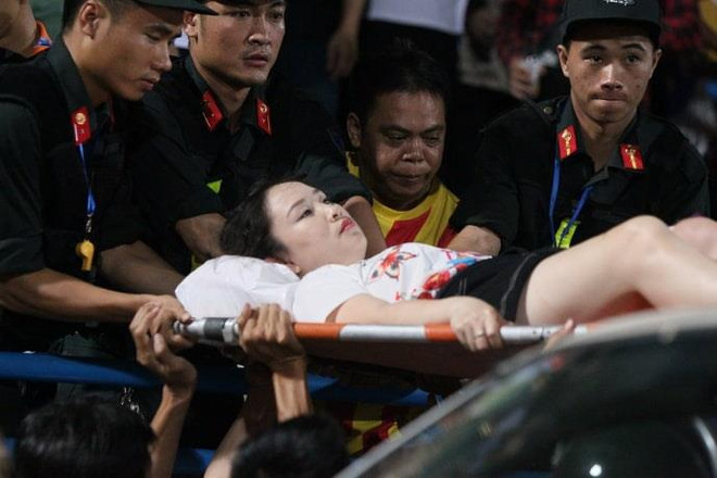 Hà Nội FC thắng Nam Định 6-1 trong 'cơn mưa pháo sáng' ở Hàng Đẫy ảnh 2