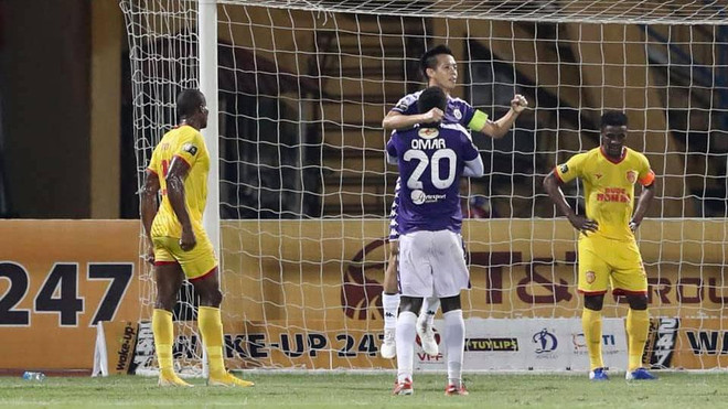 Hà Nội FC thắng Nam Định 6-1 trong 'cơn mưa pháo sáng' ở Hàng Đẫy ảnh 1