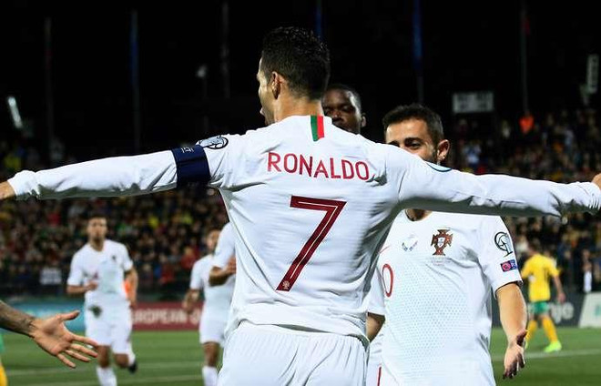 Cận cảnh Ronaldo lập 'poker,' thiết lập nên hàng loạt kỷ lục ảnh 2