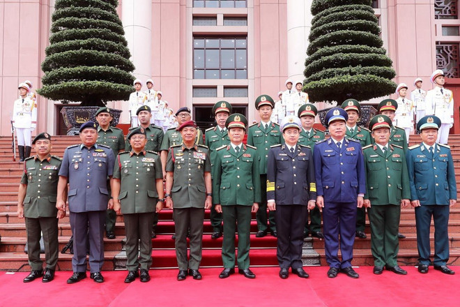 ttxvn_tu_lenh_luc_luong_quoc_phong_malaysia_tham_chinh_thuc_viet_nam_1408-3.jpg