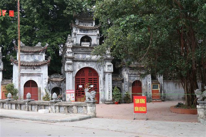 Đền Mẫu tại phố Hiến đóng cửa, căng dây không tiếp đón du khách. (Ảnh: Đinh Tuấn/TTXVN) Hưng Yên dừng tổ chức Lễ hội Văn hóa dân gian Phố Hiến ảnh 1
