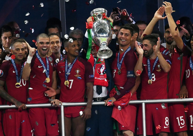 Ronaldo và các đồng đội vui sướng tột độ khi nâng cao cúp vô địch ảnh 2