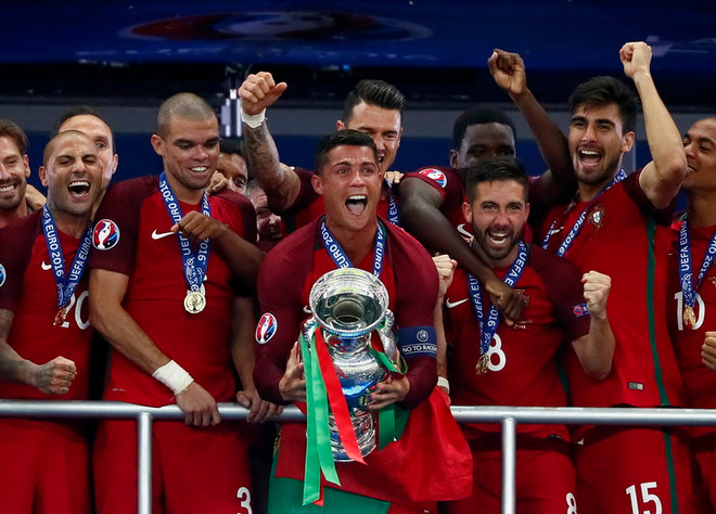 Ronaldo và các đồng đội vui sướng tột độ khi nâng cao cúp vô địch ảnh 3