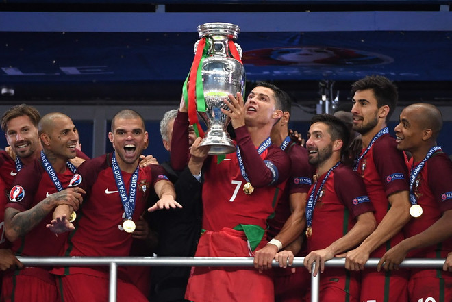Ronaldo và các đồng đội vui sướng tột độ khi nâng cao cúp vô địch ảnh 5