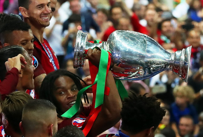 Ronaldo và các đồng đội vui sướng tột độ khi nâng cao cúp vô địch ảnh 7