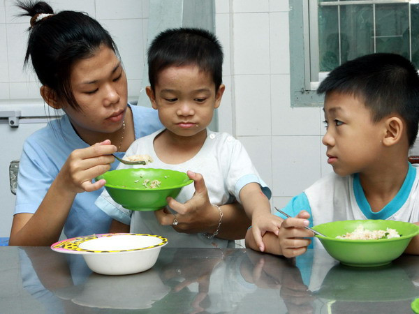 Thanh tra trung tâm để xảy ra vụ bảo mẫu hành hạ trẻ nhiễm HIV ảnh 1