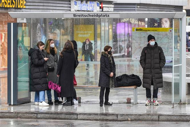 Người dân đeo khẩu trang phòng dịch COVID-19 tại Berlin, Đức, ngày 18/2/2022. (Ảnh: THX/TTXVN) Dịch COVID-19: Hệ thống y tế Đức đang trong tình trạng nguy cấp ảnh 1