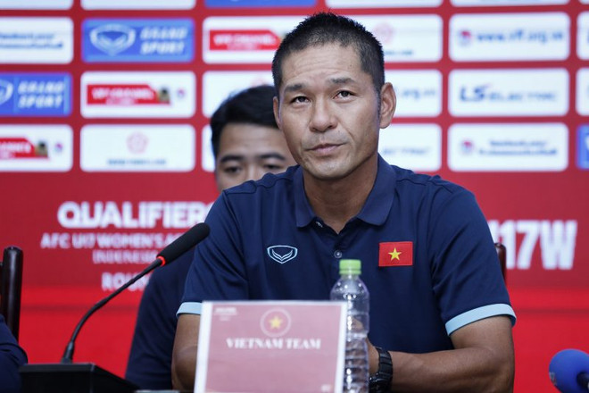 Ông Akira, Huấn luyện viên Đội tuyển U17 Nữ Việt Nam phát biểu tại họp báo. (Nguồn: VFF) U17 Nữ Việt Nam quyết qua vòng loại, hướng đến top 8 ở giải châu Á ảnh 1