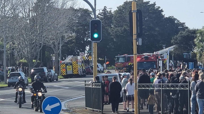 Nhân viên và học sinh của trường học đều an toàn sau vụ cháy. (Nguồn: nzherald) New Zealand: Sơ tán học sinh một trường tiểu học vì hỏa hoạn ảnh 1