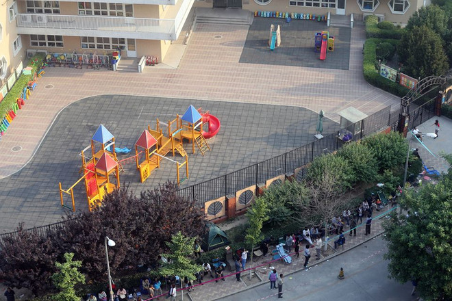 Phụ huynh xếp hàng suốt 5 ngày 5 đêm để xin cho con vào mẫu giáo ảnh 2