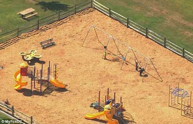 Bà mẹ trẻ chơi đùa với xác con trai suốt cả đêm trong công viên ảnh 1