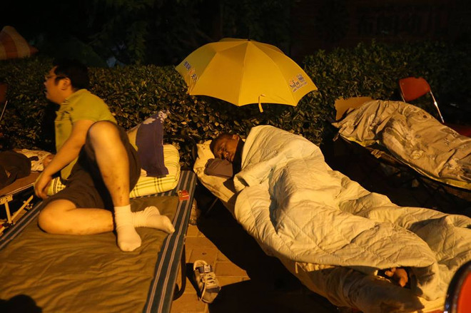 Phụ huynh xếp hàng suốt 5 ngày 5 đêm để xin cho con vào mẫu giáo ảnh 1