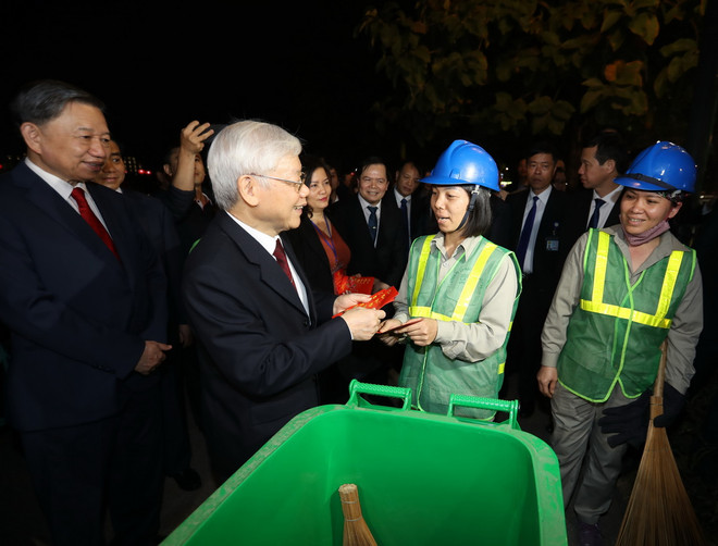 Tổng Bí thư, Chủ tịch nước Nguyễn Phú Trọng chúc Tết, tặng quà công nhân môi trường đang làm việc trong đêm giao thừa Tết Nguyên đán Kỷ Hợi 2019. (Ảnh: Trí Dũng/TTXVN) TTXVN_2407Tongbithulaodong1.jpg