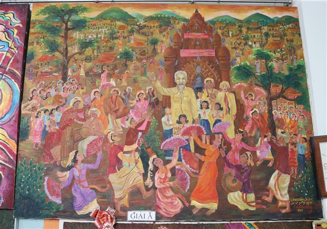Tác phẩm “Làng Chăm ơn Bác” của Thạc sỹ, họa sỹ Chế Kim Trung. (Ảnh: Nguyễn Thành/TTXVN) Nữ họa sỹ người Chăm với nhiều tác phẩm sinh động về Bác Hồ ảnh 3