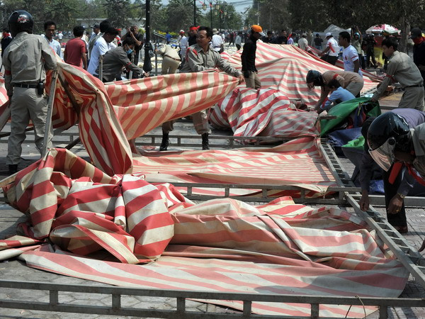 Lực lượng an ninh Campuchia dỡ bỏ khu vực tập trung người biểu tình. (Nguồn: AFP/TTXVN) Thủ lĩnh phe đối lập Campuchia cảnh báo biểu tình lớn ảnh 1