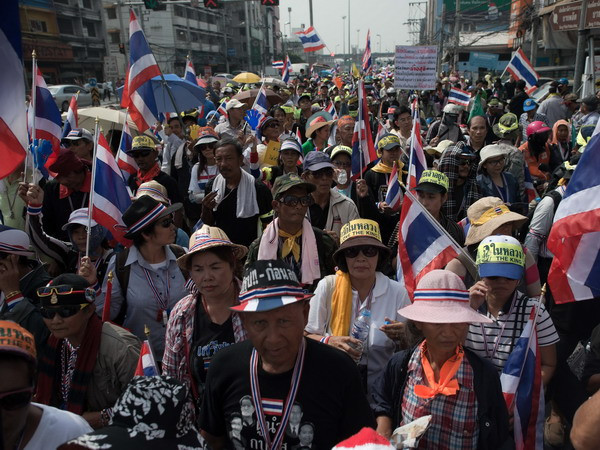 Phe đối lập tiếp tục tuần hành tại thủ đô Bangkok. (Nguồn: AFP/TTXVN) Thái Lan đối phó chiến dịch biểu tình của phe đối lập ảnh 1