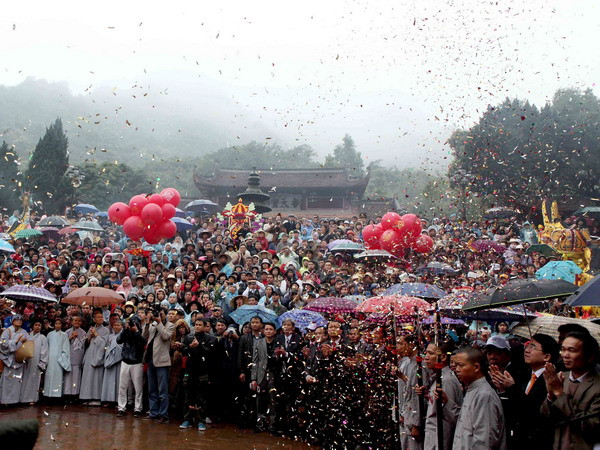 Đông đảo du khách dự lễ khai hội chùa Hương năm 2013. (Nguồn: TTXVN) Thêm một tuyến đường mới vào thắng cảnh chùa Hương ảnh 1
