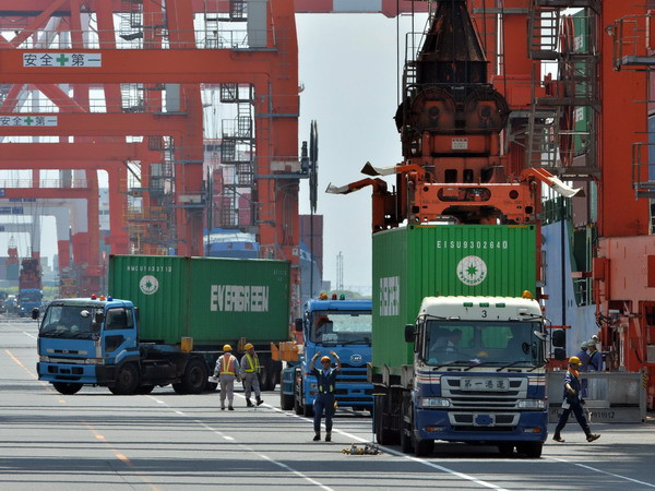Dỡ hàng từ tàu tại cảng quốc tế Tokyo. (Nguồn: AFP/ TTXVN) “Kinh tế Nhật Bản đang dần thoát khỏi khủng hoảng” ảnh 1