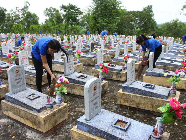 Tri ân các anh hùng liệt sỹ tại Nghĩa trang Liệt sỹ Quốc gia Đường 9 ảnh 1