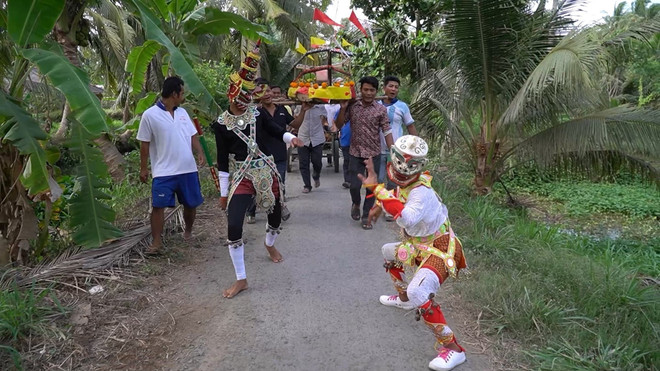 Người dân đưa kiệu trong nghi thức tống tàu của lễ hội Đom Lơng Néak Tà ở Trà Vinh. (Ảnh: TTXVN phát) TTXVN_2302LehoiNeakTaTraVinh1.jpg