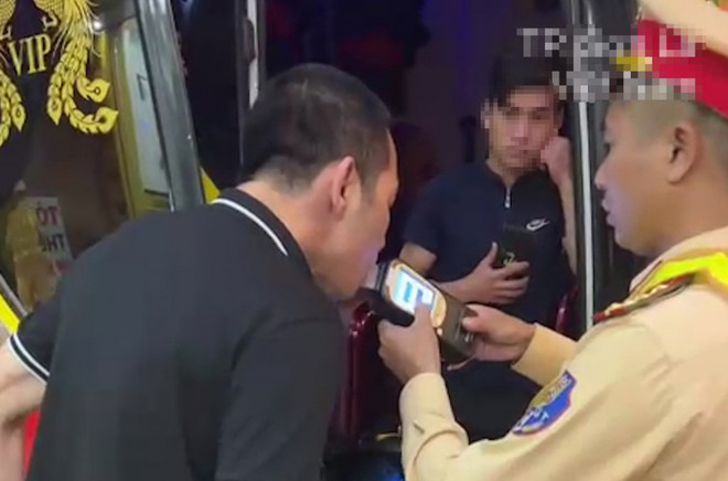 Sơn La: Dương tính ma túy, lái xe khai uống rượu ngâm quả thuốc phiện ảnh 1