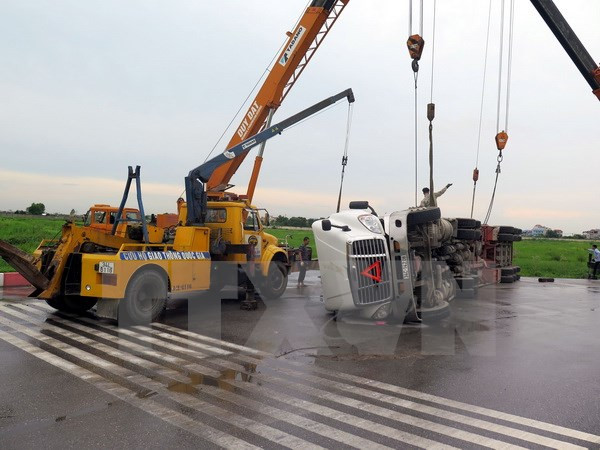 Xử lý nhanh vụ lật xe vận tải cỡ lớn, làm lái xe bị thương nặng ảnh 1