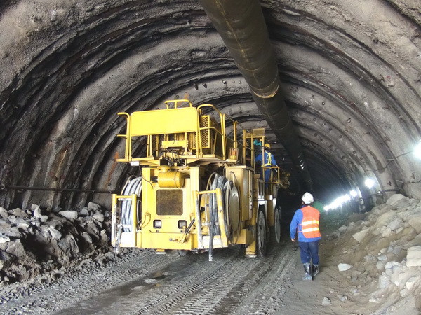 Ngày Xuân trên công trình trọng điểm quốc gia hầm đường bộ đèo Cả ảnh 1