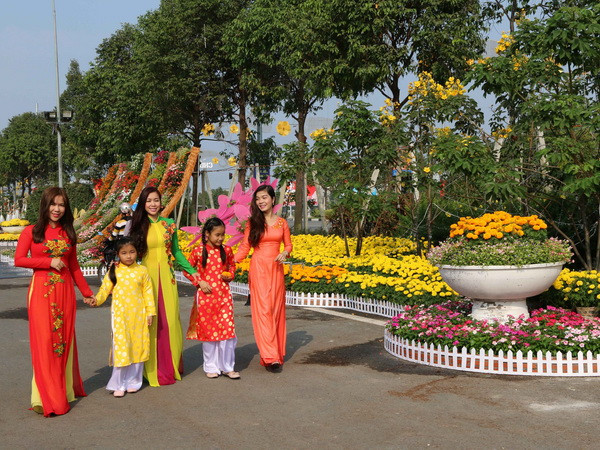 Bình Dương: Khai mạc Đường hoa nghệ thuật, Hội Hoa xuân, báo Xuân ảnh 1