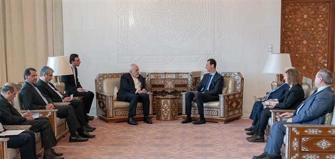 Tổng thống Syria Bashar al-Assad (giữa, phải) và Ngoại trưởng Iran Mohammad Javad Zarif (giữa, trái) trong cuộc gặp tại Damascus ngày 16/4/2019. (Ảnh: AFP/ TTXVN) Syria chỉ trích Mỹ đưa IRGC vào danh sách tổ chức khủng bố nước ngoài ảnh 1