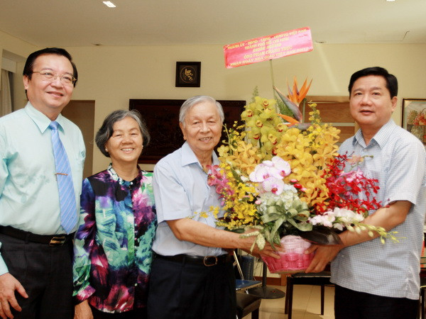 Lãnh đạo Thành phố Hồ Chí Minh thăm, chúc mừng các nhà giáo lão thành ảnh 1