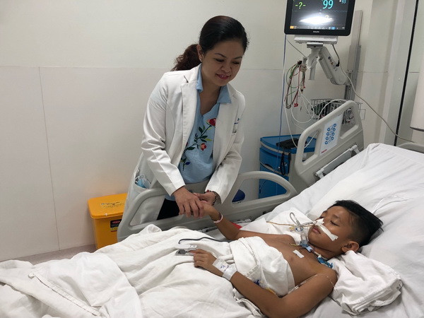 Chơi xe trượt điện trong ngày Tết, một bé trai bị vỡ thanh quản ảnh 1